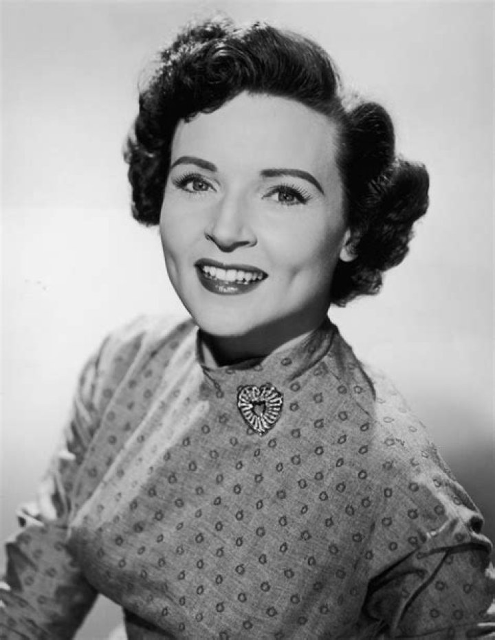 Betty White at Age 15 in 1930: A Journey Through Her Early Life and Legacy