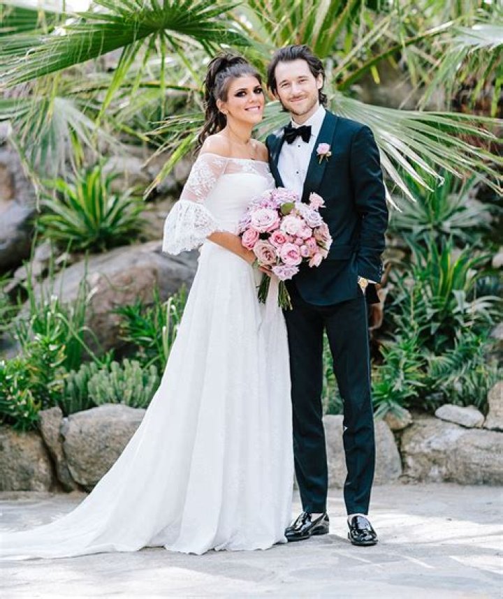 Jessica Tarlov Wedding Dress: A Timeless Elegance
